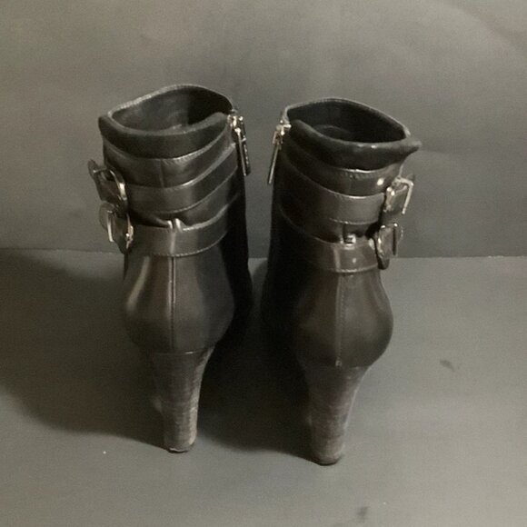 AQUATALIA Ankle Boots Booties Black Leather & Suede Zip Buckle Accent Size 8.5 - Picture 3 of 5